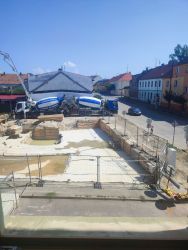 Mixy s betonem najíždějící z Dobrovodské ulice (nepovoleno)